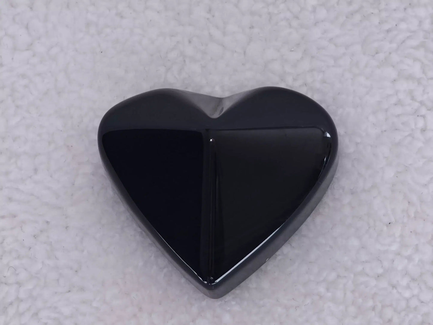 Pierre : Obsidienne Œil Céleste - Qualité : AA - Origine : Mexique Taille de pierre : 5-6cm - Forme : Coeur Le produit que tu recevras peut différer de la photo de présentation, car chaque pierre naturelle est unique !