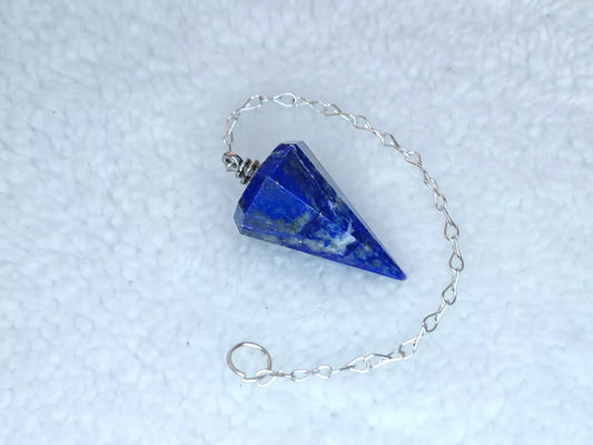 Pierre : Lapis Lazuli - Qualité : A - Origine : Afghanistan  Taille de pierre : 3x2cm - Forme : Cône  Le produit que tu recevras peut différer de la photo de présentation, car chaque pierre naturelle est unique !