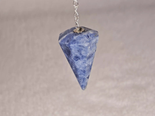 Découvrez notre magnifique pendule de radiesthésie en sodalite, une pierre réputée pour sa capacité à harmoniser l'esprit et le corps. Ce pendule est l'outil idéal pour ceux qui cherchent à améliorer leur communication, leur intuition et leur équilibre émotionnel.