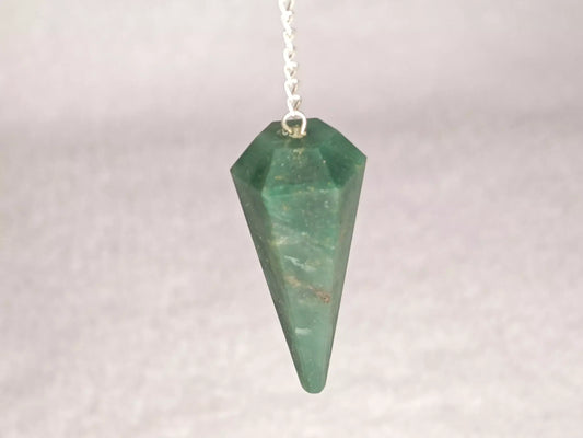 Pierre : Jade et Cristal de Roche - Qualité : A - Origine : Inde Taille de pierre : 4x2cm - Forme : Cône Le produit que tu recevras peut différer de la photo de présentation, car chaque pierre naturelle est unique !