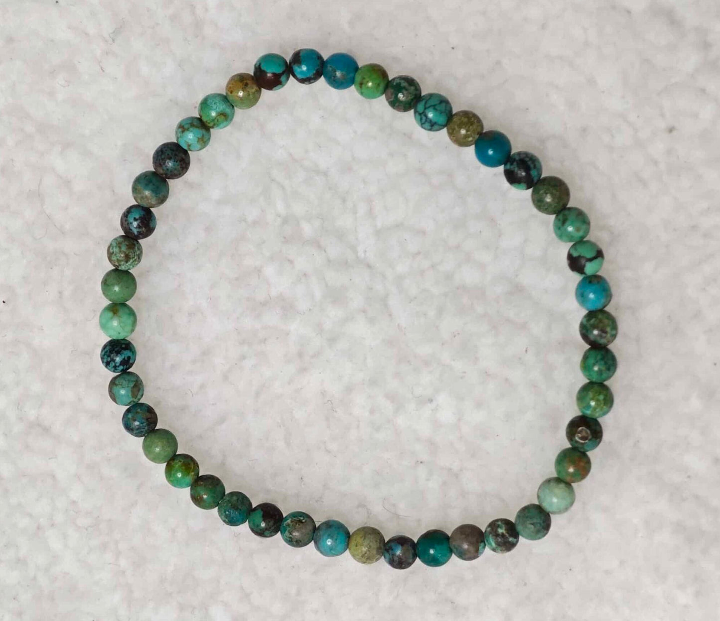 Pierre : Turquoise du Tibet - Qualité : A+ - Origine : Tibet Taille de perle : 4mm - Forme : Boule Le produit que tu recevras peut différer de la photo de présentation, car chaque pierre naturelle est unique !