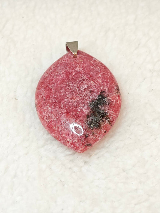 Pierre : Rhodonite - Qualité : A+ - Origine : Madagascar Taille de pierre : 4cm - Forme : Libre Le produit que tu recevras peut différer de la photo de présentation, car chaque pierre naturelle est unique !