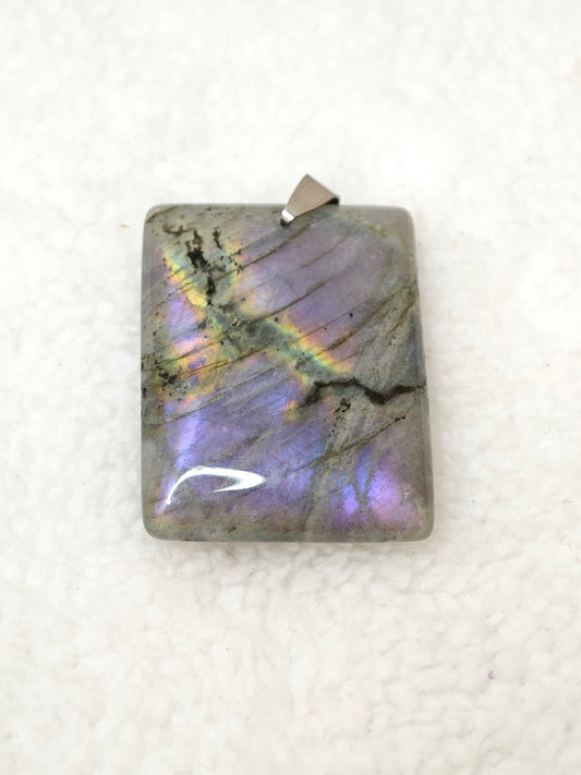 Pierre : Labradorite violette - Qualité : AA+ - Origine : Madagascar Taille de pierre : 4cm - Forme : Rectangle Le produit que tu recevras peut différer de la photo de présentation, car chaque pierre naturelle est unique !