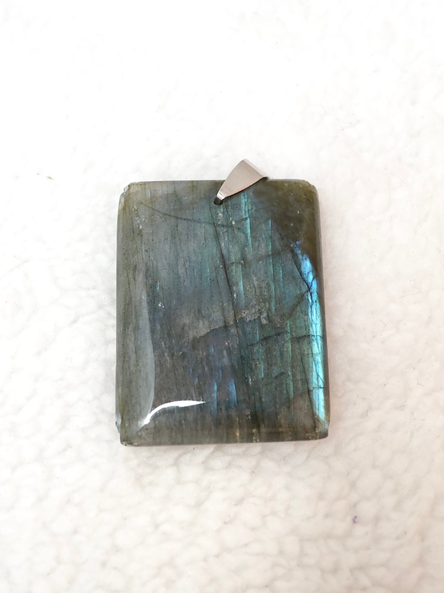 Pierre : Labradorite bleue - Qualité : AA - Origine : Madagascar Taille de pierre : 4cm - Forme : Rectangle Le produit que tu recevras peut différer de la photo de présentation, car chaque pierre naturelle est unique !