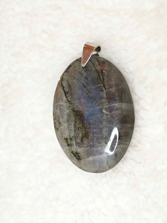 Pierre : Labradorite violette - Qualité : AA - Origine : Madagascar Taille de pierre : 4cm - Forme : Ovale Le produit que tu recevras peut différer de la photo de présentation, car chaque pierre naturelle est unique !