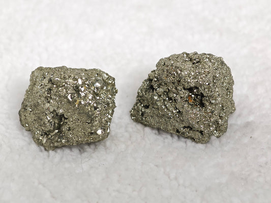 Pierre : Pyrite - Qualité : A - Origine : Inde Taille de pierre : 3-4cm - Forme : Brute Le produit que tu recevras peut différer de la photo de présentation, car chaque pierre naturelle est unique !