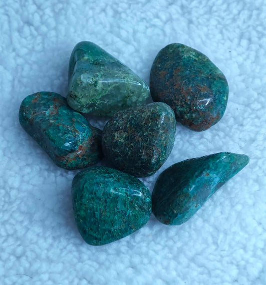 Pierre : Chrysocolle - Qualité : Extra - Origine : Madagascar Taille de pierre : 2-3cm - Forme : Roulée Le produit que tu recevras peut différer de la photo de présentation, car chaque pierre naturelle est unique !