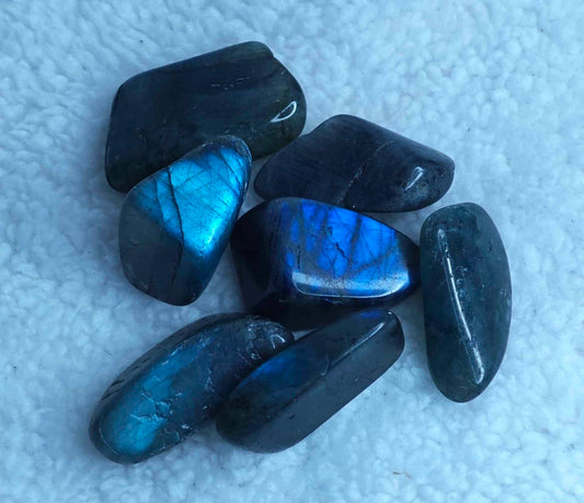 Pierre : Labradorite - Qualité : Extra - Origine : Madagascar Taille de pierre : 2-3cm - Forme : Roulée Le produit que tu recevras peut différer de la photo de présentation, car chaque pierre naturelle est unique !