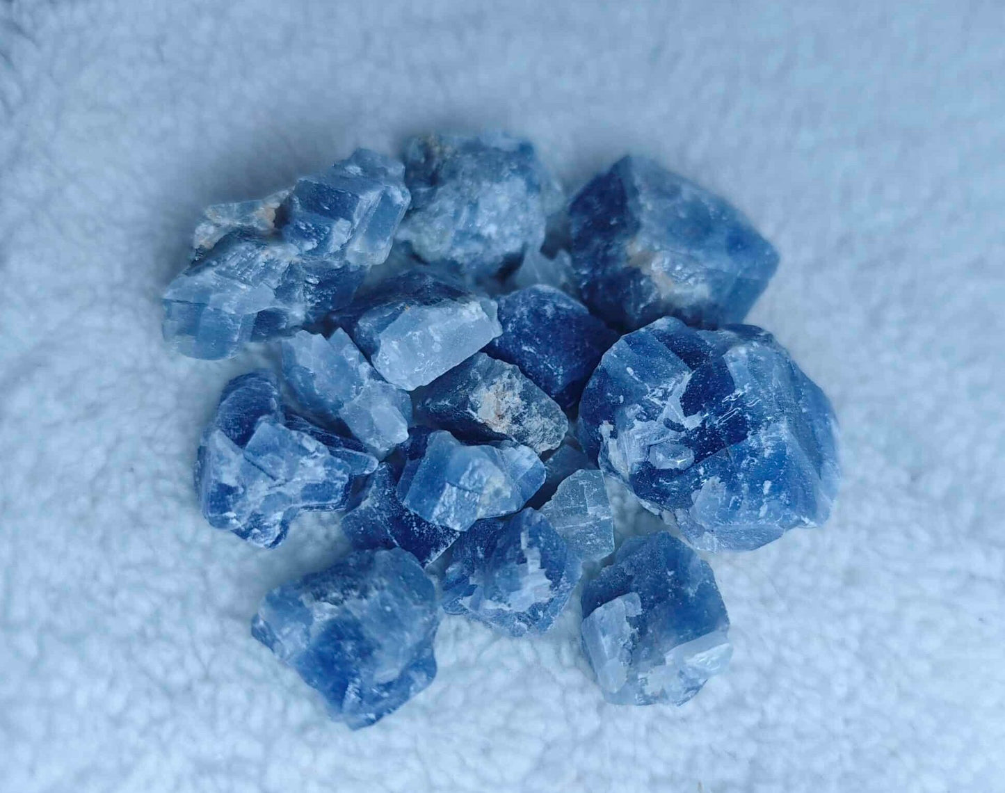 Pierre : Calcite Bleue - Qualité : A - Origine : Mexique Taille de pierre : 1-3cm - Forme : Brute Le produit que tu recevras peut différer de la photo de présentation, car chaque pierre naturelle est unique !