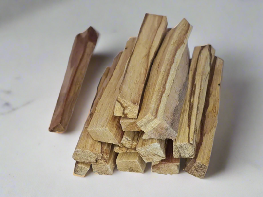 Pyramide de bois de Palo Santo 