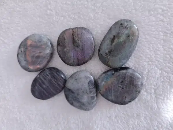 Pierre : Labradorite Violette - Qualité : AA - Origine : Madagascar  Taille de pierre : 3-5cm - Forme : Galet plat Le produit que tu recevras peut différer de la photo de présentation, car chaque pierre naturelle est unique !