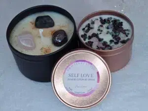 Découvre Self Love, ta bougie d'intention parfumée à la Fleur de Coton, enrichie des célèbres parfums de Grasse et infusée de pierres précieuses pour favoriser l'amour de soi, la confiance et la guérison émotionnelle. Faisant partie d'une collection exclusive de sept bougies, elle devient ton alliée pour une vie épanouissante et harmonieuse.