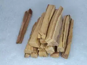 Le bois de Palo Santo, surnommé "le bois sacré", est un trésor naturel originaire d'Amérique du Sud. Célèbre pour son parfum doux et apaisant, il est utilisé depuis des siècles pour ses propriétés purificatrices et spirituelles. Que tu souhaites méditer, purifier ton espace de vie, ou simplement profiter de son arôme envoûtant, le bois de Palo Santo est un incontournable pour ceux qui recherchent un équilibre énergétique.