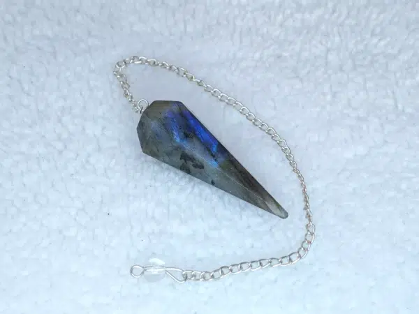 Pierre : Labradorite et perle de Cristal de Roche - Qualité : A - Origine : Madagascar   Taille de pierre : 4x2cm - Forme : Cône Le produit que tu recevras peut différer de la photo de présentation, car chaque pierre naturelle est unique !