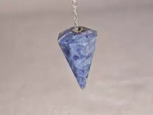 Découvrez notre magnifique pendule de radiesthésie en sodalite, une pierre réputée pour sa capacité à harmoniser l'esprit et le corps. Ce pendule est l'outil idéal pour ceux qui cherchent à améliorer leur communication, leur intuition et leur équilibre émotionnel.