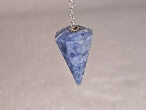 Découvrez notre magnifique pendule de radiesthésie en sodalite, une pierre réputée pour sa capacité à harmoniser l'esprit et le corps. Ce pendule est l'outil idéal pour ceux qui cherchent à améliorer leur communication, leur intuition et leur équilibre émotionnel.