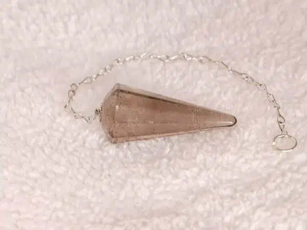 Pierre : Quartz Fumé - Qualité : A - Origine : Brésil Taille de pierre : 3x2cm - Forme : Cône Le produit que tu recevras peut différer de la photo de présentation, car chaque pierre naturelle est unique !