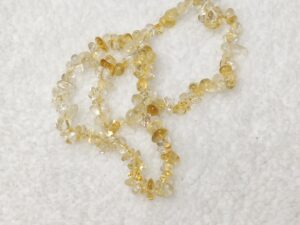 Pierre : Citrine naturelle - Qualité : AA - Origine : Madagascar Taille de perle : 6mm - Forme : Boule Le produit que tu recevras peut différer de la photo de présentation, car chaque pierre naturelle est unique !