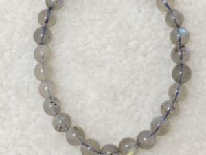 Pierre : Labradorite - Qualité : AA+ - Origine : Madagascar Taille de perle : 6mm - Forme : Boule Le produit que tu recevras peut différer de la photo de présentation, car chaque pierre naturelle est unique !