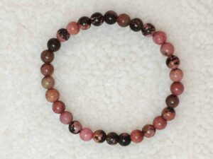 Pierre : Rhodonite - Qualité : AB - Origine : Brésil Taille de perle : 6mm - Forme : Boule Le produit que tu recevras peut différer de la photo de présentation, car chaque pierre naturelle est unique !