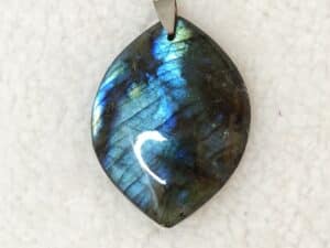 Pierre : Labradorite bleue - Qualité : AA+ - Origine : Madagascar Taille de pierre : 4cm - Forme : Libre Le produit que tu recevras peut différer de la photo de présentation, car chaque pierre naturelle est unique !