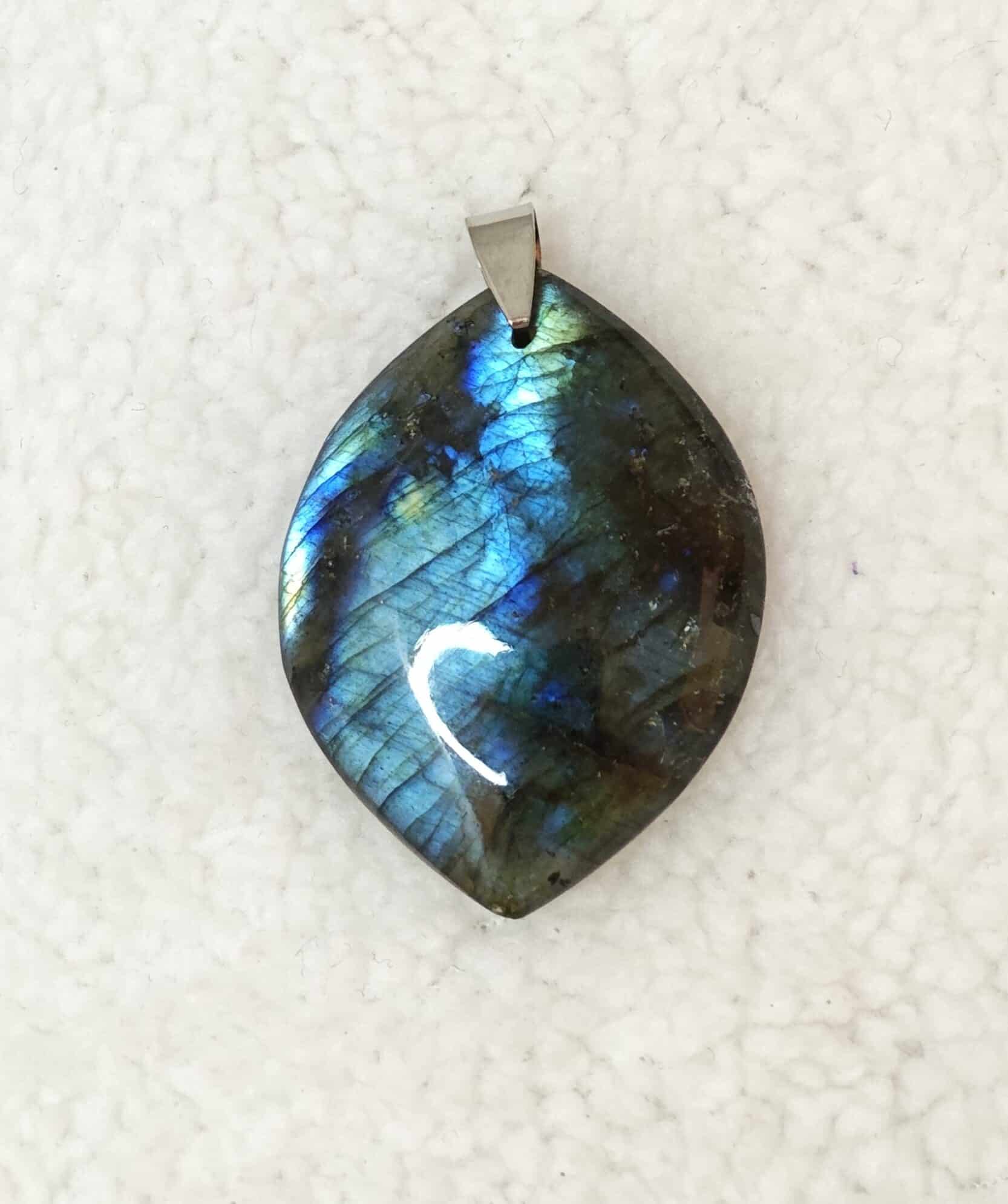 Pierre : Labradorite bleue - Qualité : AA+ - Origine : Madagascar Taille de pierre : 4cm - Forme : Libre Le produit que tu recevras peut différer de la photo de présentation, car chaque pierre naturelle est unique !