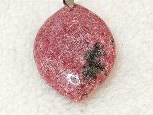 Pierre : Rhodonite - Qualité : A+ - Origine : Madagascar Taille de pierre : 4cm - Forme : Libre Le produit que tu recevras peut différer de la photo de présentation, car chaque pierre naturelle est unique !