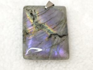 Pierre : Labradorite violette - Qualité : AA+ - Origine : Madagascar Taille de pierre : 4cm - Forme : Rectangle Le produit que tu recevras peut différer de la photo de présentation, car chaque pierre naturelle est unique !