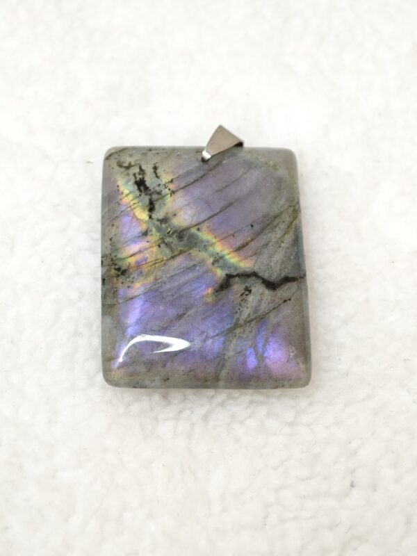 Pierre : Labradorite violette - Qualité : AA+ - Origine : Madagascar Taille de pierre : 4cm - Forme : Rectangle Le produit que tu recevras peut différer de la photo de présentation, car chaque pierre naturelle est unique !