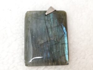 Pierre : Labradorite bleue - Qualité : AA - Origine : Madagascar Taille de pierre : 4cm - Forme : Rectangle Le produit que tu recevras peut différer de la photo de présentation, car chaque pierre naturelle est unique !