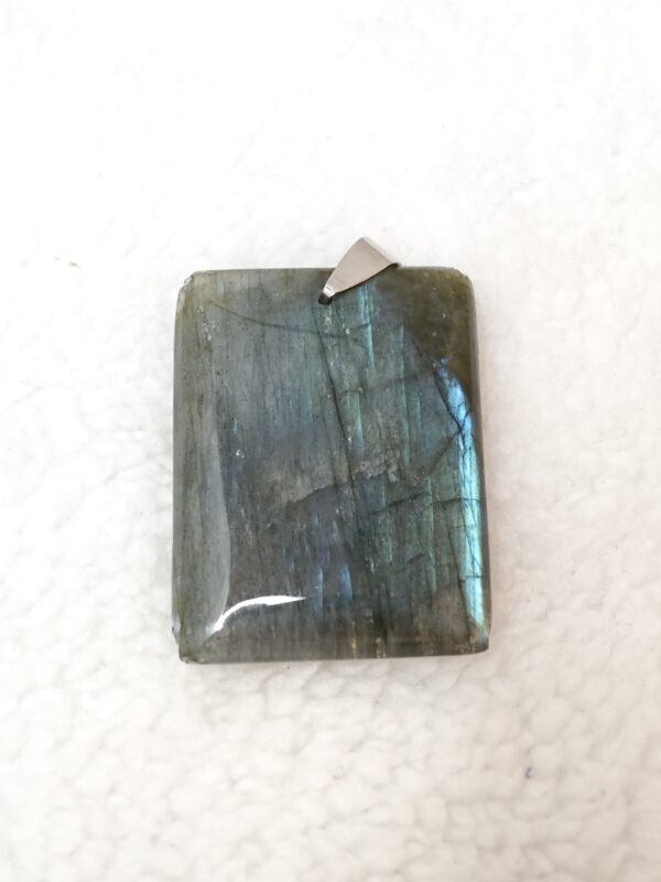 Pierre : Labradorite bleue - Qualité : AA - Origine : Madagascar Taille de pierre : 4cm - Forme : Rectangle Le produit que tu recevras peut différer de la photo de présentation, car chaque pierre naturelle est unique !