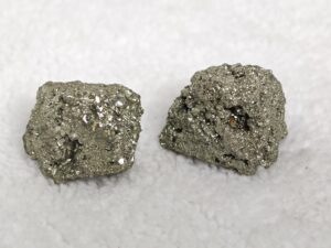 Pierre : Pyrite - Qualité : A - Origine : Inde Taille de pierre : 3-4cm - Forme : Brute Le produit que tu recevras peut différer de la photo de présentation, car chaque pierre naturelle est unique !