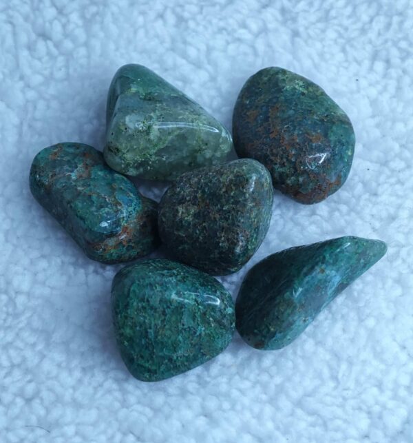 Pierre : Chrysocolle - Qualité : Extra - Origine : Madagascar Taille de pierre : 2-3cm - Forme : Roulée Le produit que tu recevras peut différer de la photo de présentation, car chaque pierre naturelle est unique !