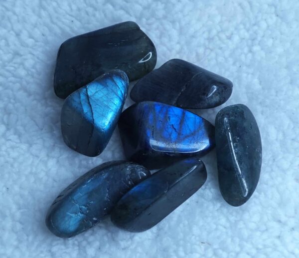 Pierre : Labradorite - Qualité : Extra - Origine : Madagascar Taille de pierre : 2-3cm - Forme : Roulée Le produit que tu recevras peut différer de la photo de présentation, car chaque pierre naturelle est unique !