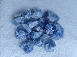 Pierre : Calcite Bleue - Qualité : A - Origine : Mexique Taille de pierre : 1-3cm - Forme : Brute Le produit que tu recevras peut différer de la photo de présentation, car chaque pierre naturelle est unique !